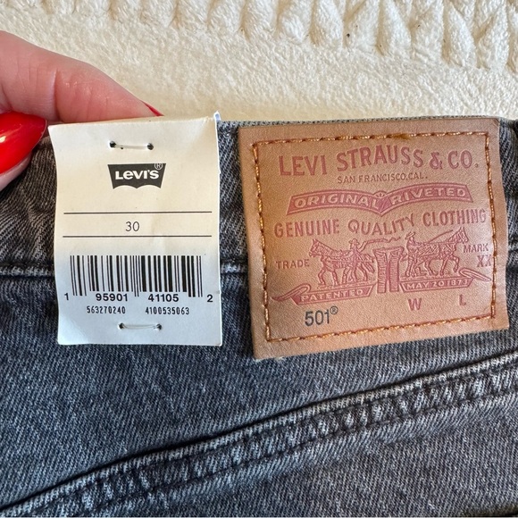 Levi's 501 Women's Dark Gray Button Fly Jean Shorts. Size 10/30 - Picture 5 of 6